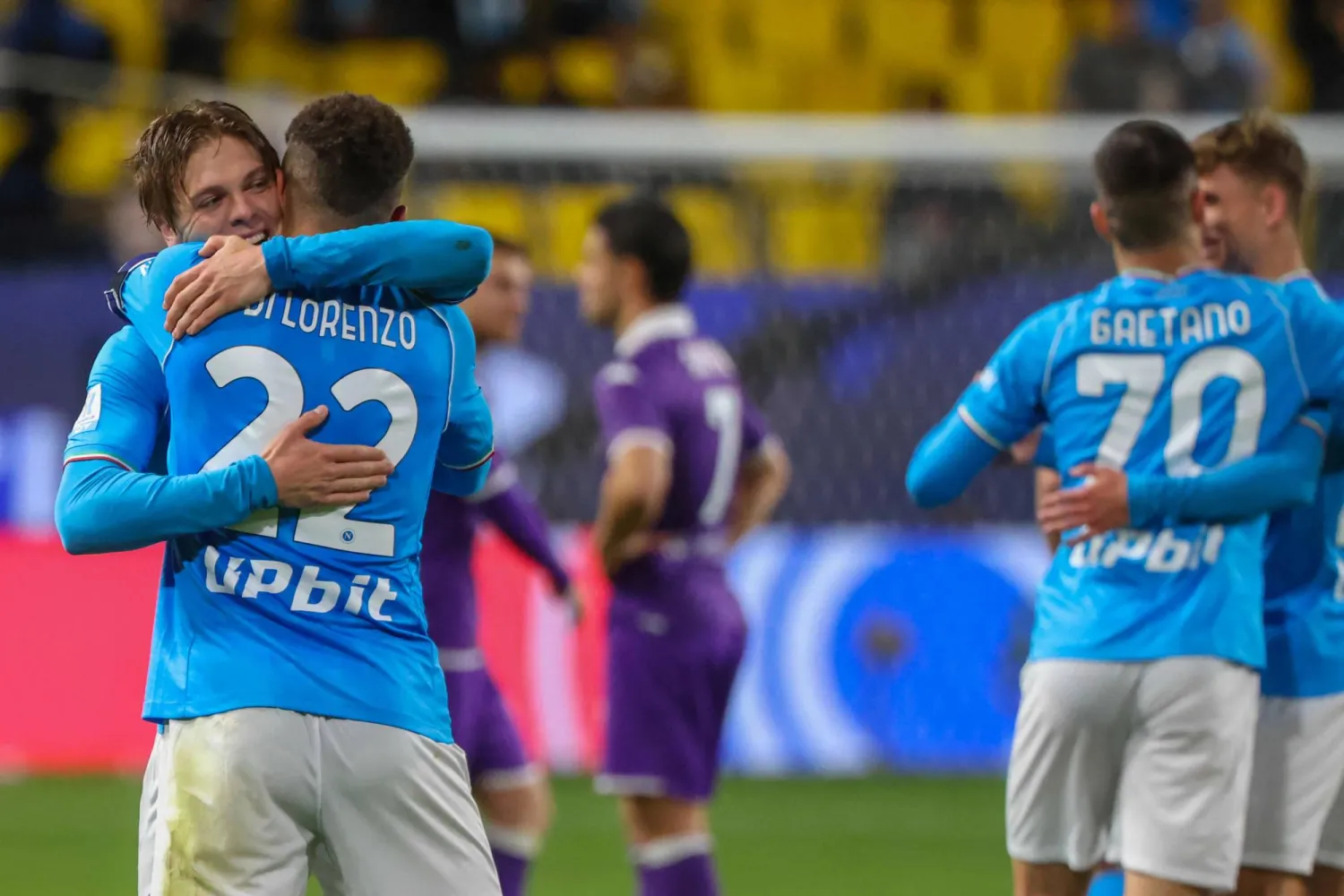 فرحة لاعبي نابولي بعد التأهل إلى نهائي السوبر (أ.ف.ب)