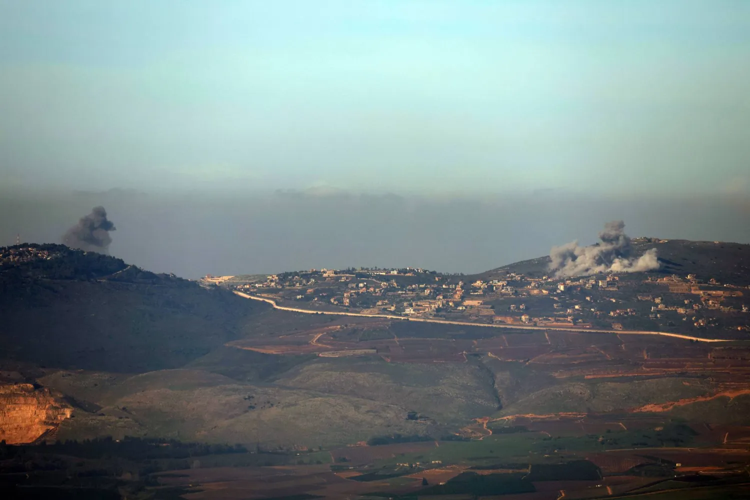 الدخان يتصاعد في بلدة العديسة في جنوب لبنان عقب غارة إسرائيلية (إ.ب.أ)