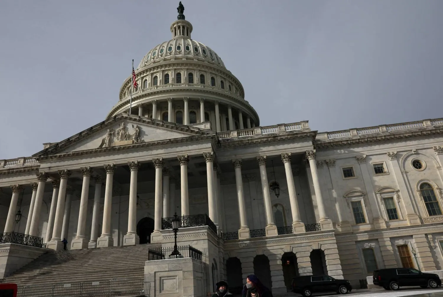 Washington’daki ABD Kongre Binası önünde yürüyen insanlar (Reuters)
