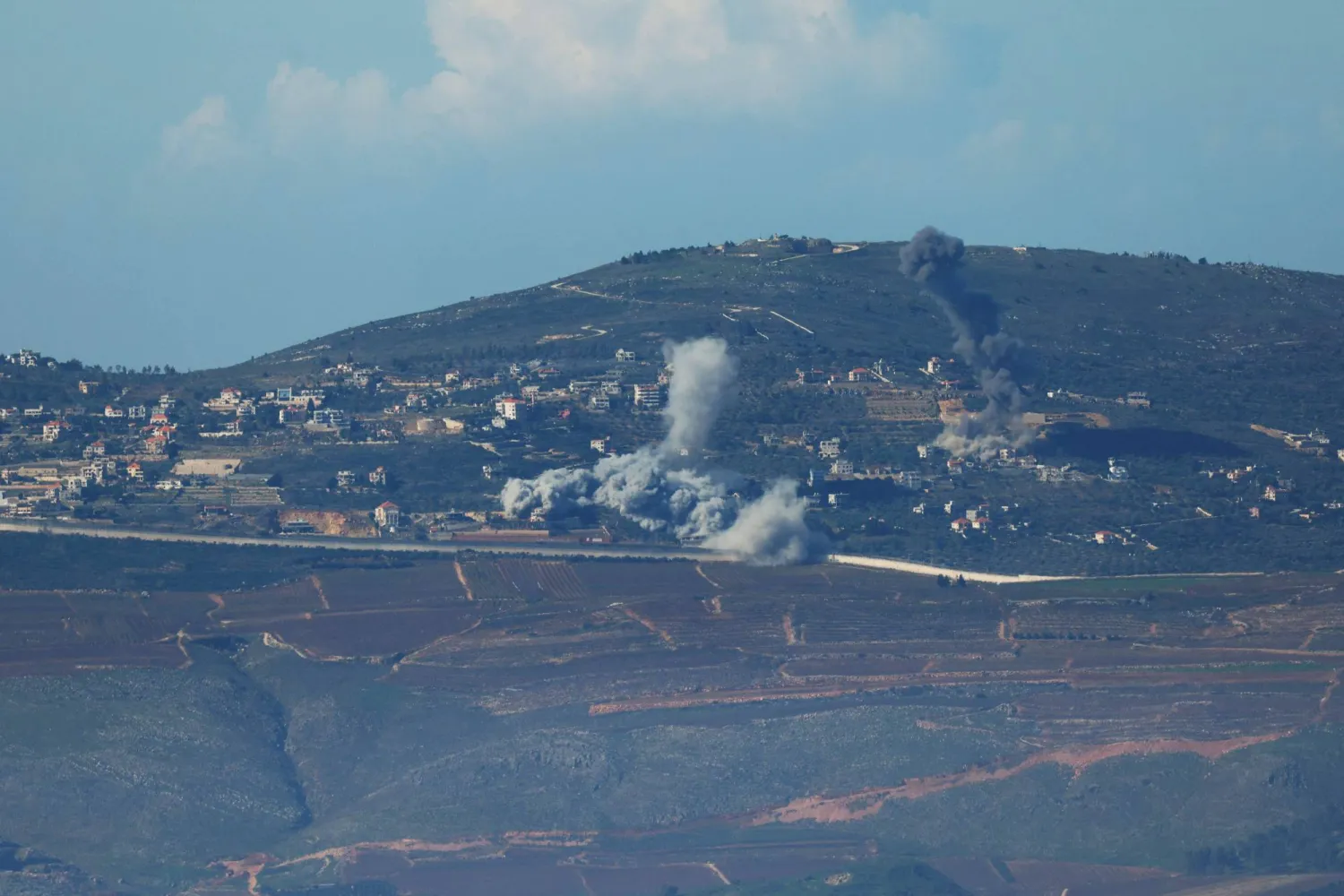 صورة ملتقطة من موقع إسرائيلي على طول الحدود مع جنوب لبنان تُظهر الدخان يتصاعد فوق قرية العديسة اللبنانية خلال قصف إسرائيلي في 19 يناير 2024 (أ.ف.ب)