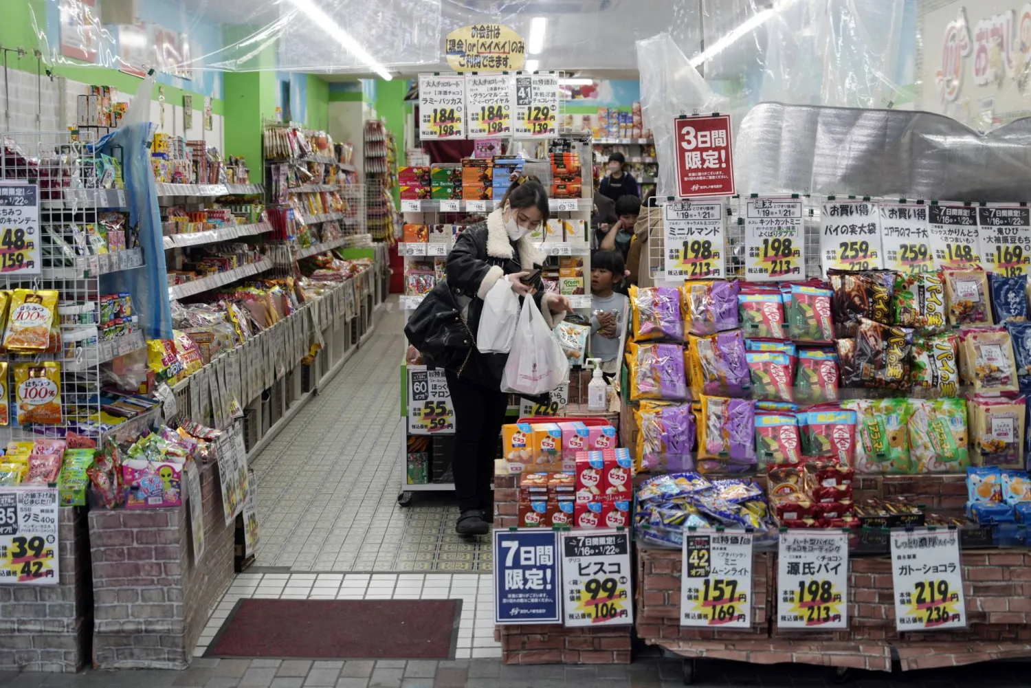 متسوقون في أحد متاجر الحلوى وسط العاصمة اليابانية طوكيو (إ.ب.أ)