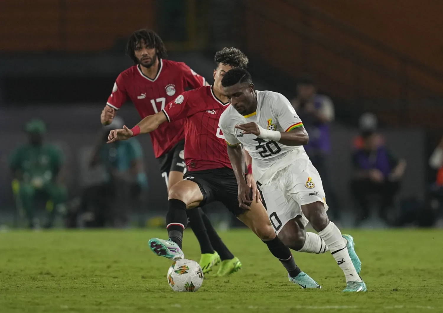 محمد قدوس لاعب منتخب غانا يمر من لاعبي منتخب مصر (غيتي)