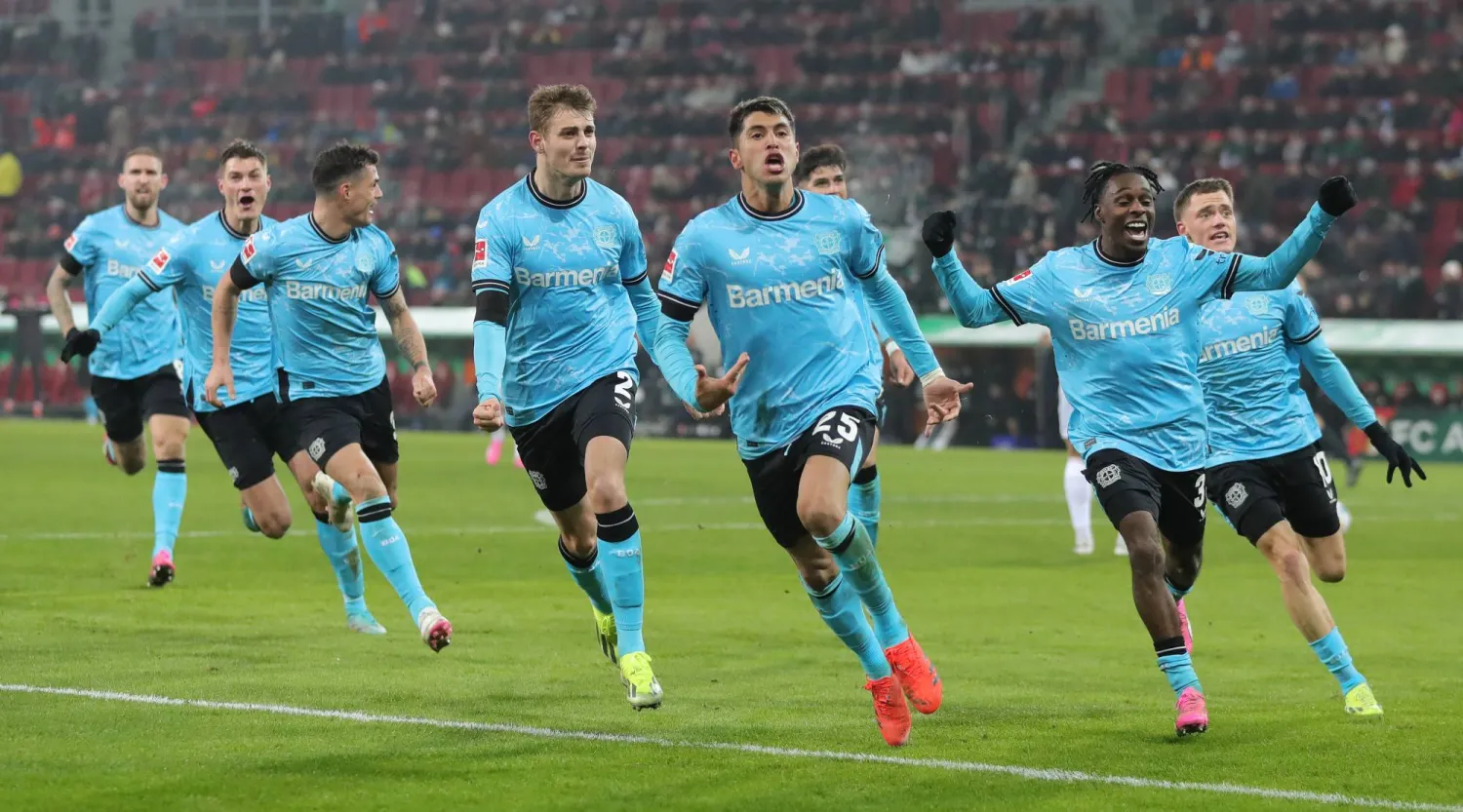 فرحة لاعبي ليفركوزن بهدف الفوز القاتل على أوغسبورج (غيتي)