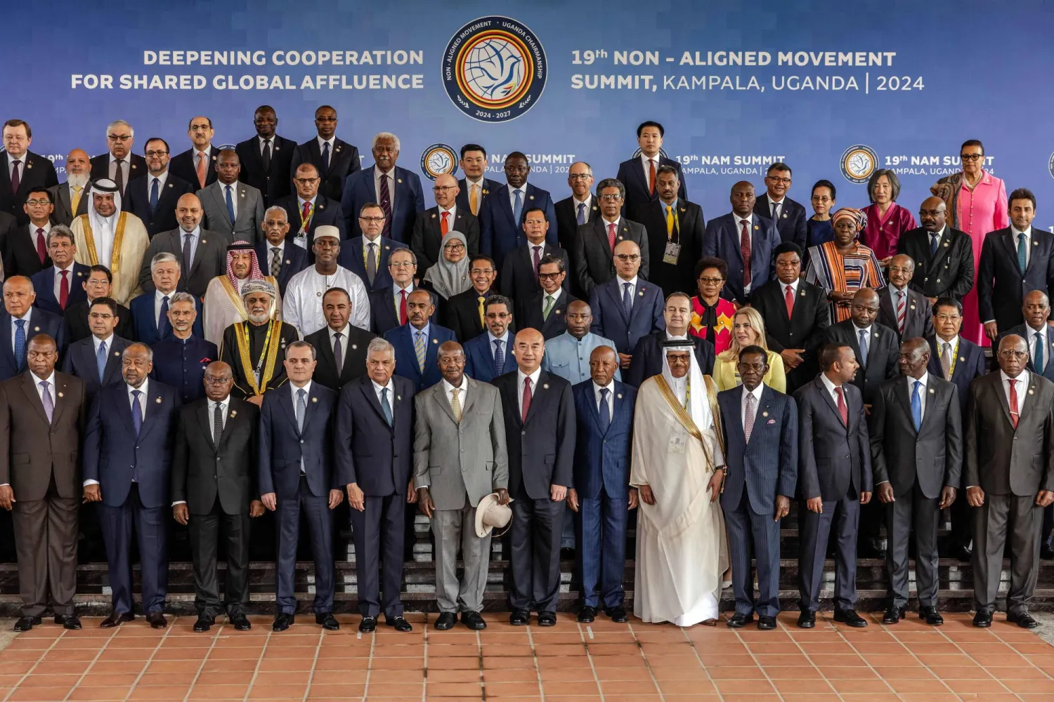 صورة جماعية لممثلي الدول المشاركة في قمة «دول عدم الانحياز» التي انطلقت أشغالها الجمعة بأوغندا (أ.ف.ب)