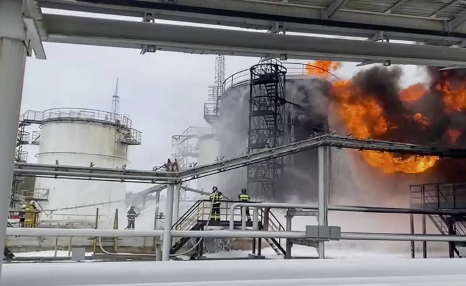إطفائيون روس يحاولون السيطرة على حريق بمستودع نفطي في غرب البلاد عقب هجوم بمسيّرة أوكرانية يوم الجمعة (إ.ب.أ)