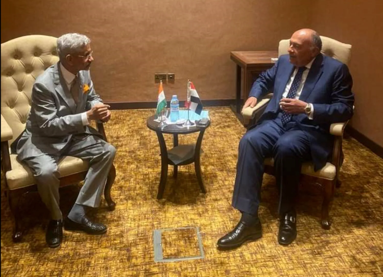 شكري ونظيره الهندي خلال لقاء جمعهما في كامبالا (الخارجية المصرية)