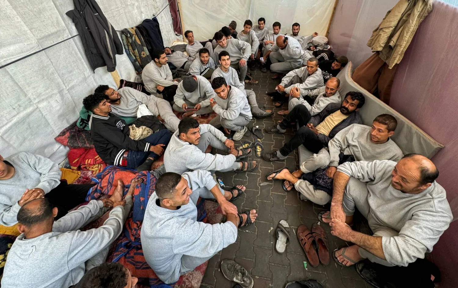 فلسطينيون كانوا محتجَزين لدى القوات الإسرائيلية وقالوا إنهم تعرضوا لسوء المعاملة (أرشيفية - رويترز)