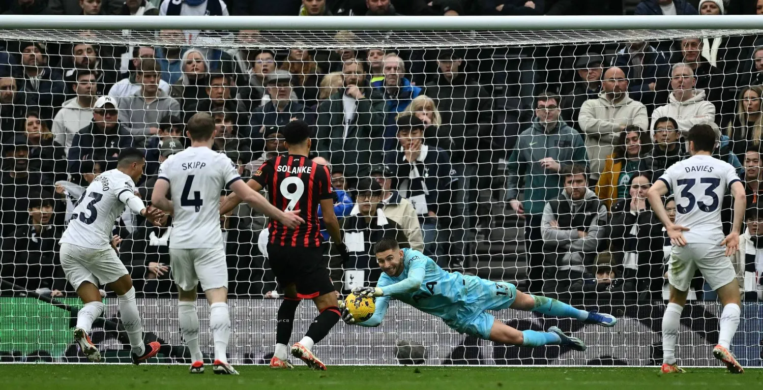 يتألق فيكاريو بشكل استثنائي فيما يتعلق بالتصدي للكرات بيديه وتمركزه الرائع داخل منطقة الجزاء (أ.ف.ب)