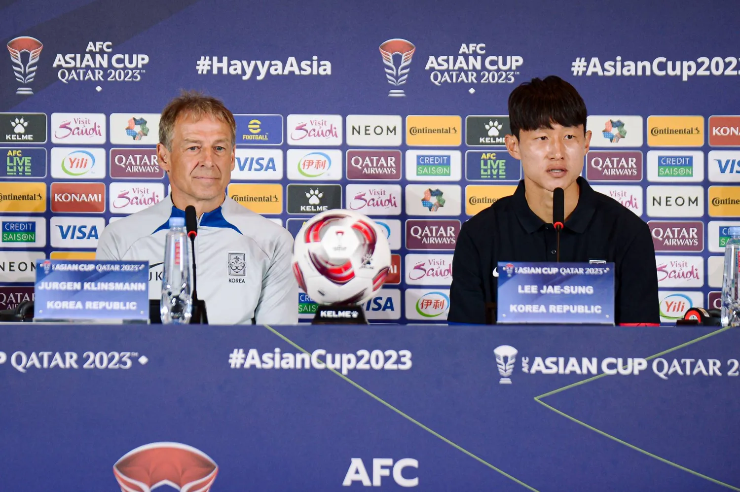 لي جاي سونغ لاعب منتخب كوريا الجنوبية إلى جوار مدربه يورغن كلينسمان (غيتي)
