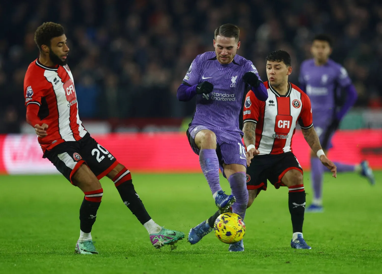 يأمل أليكسيس ماكاليستر (وسط) في الاحتفال بموسم لا يُنسى مع ليفربول (رويترز)