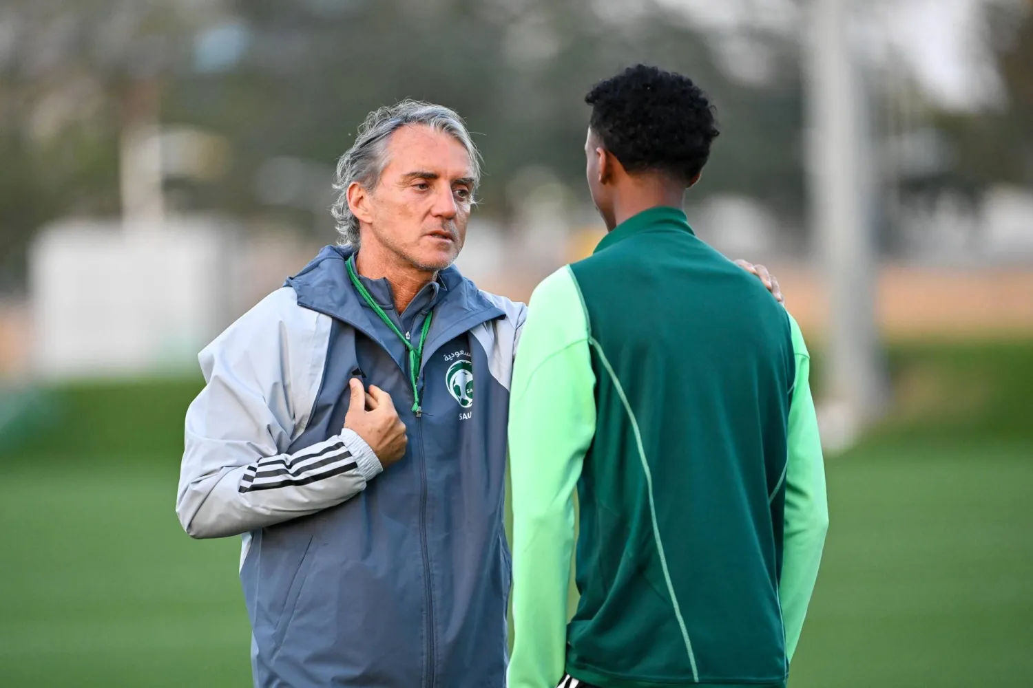 الإيطالي مانشيني في حديث مع ناصر الدوسري (تصوير: علي خمج) 