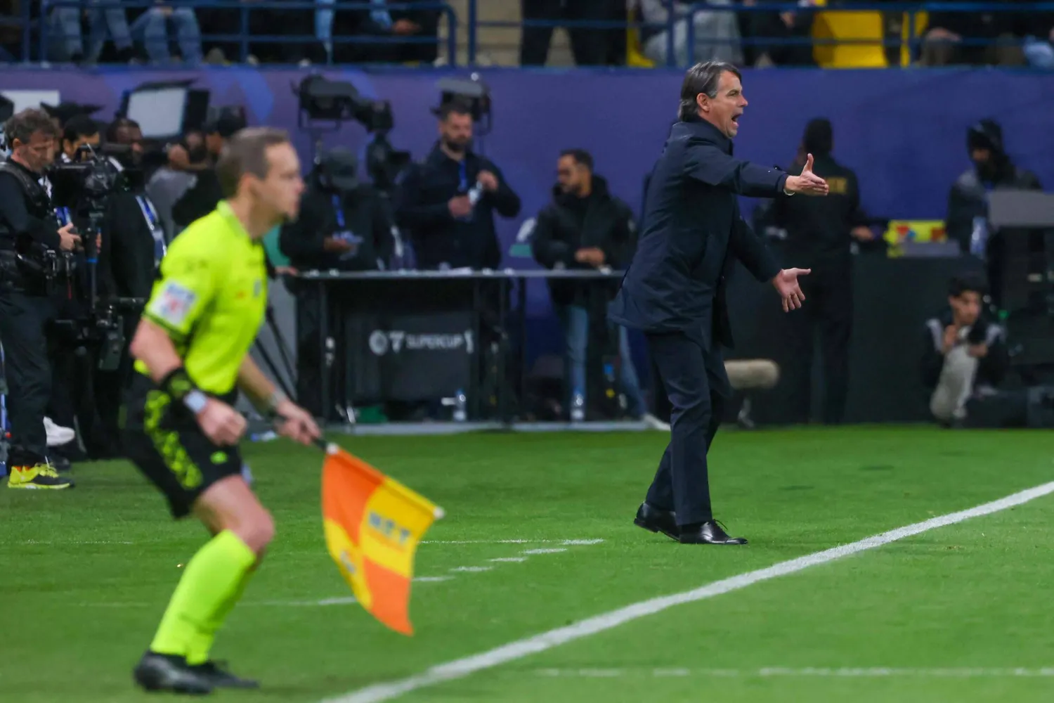 انزاغي يوجه لاعبيه خلال المباراة (أ.ف.ب)