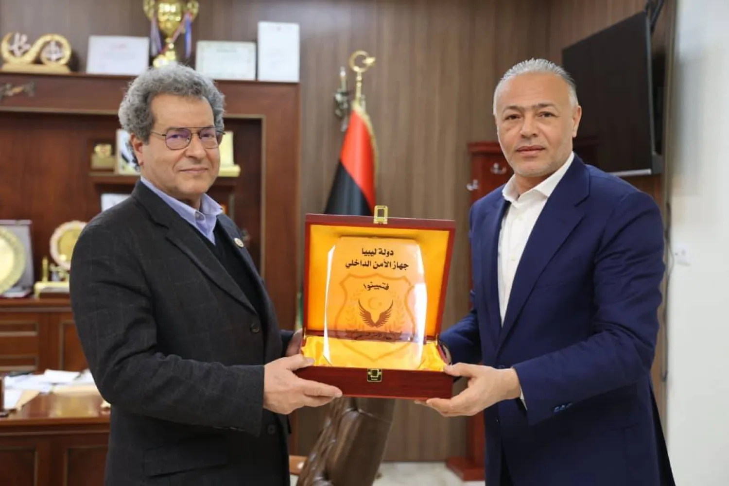 لطفي الحراري رئيس «جهاز الأمن الداخلي» يكرم عون وزير النفط بحكومة «الوحدة» (الوزارة)