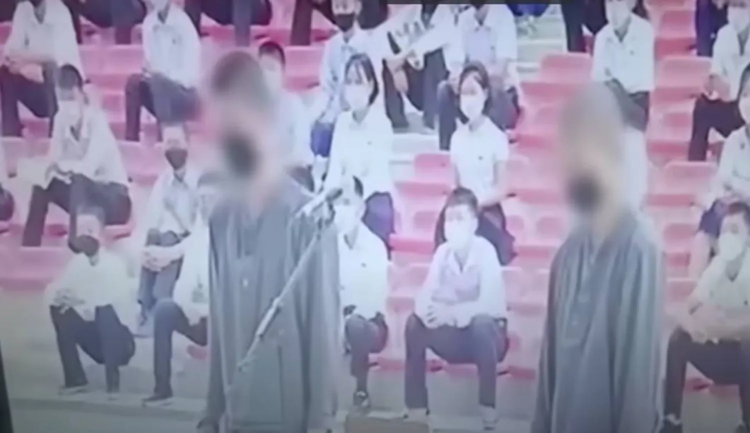 لقطة من الفيديو الذي يُظهر إدانة مراهقين في كوريا الشمالية (الغارديان)