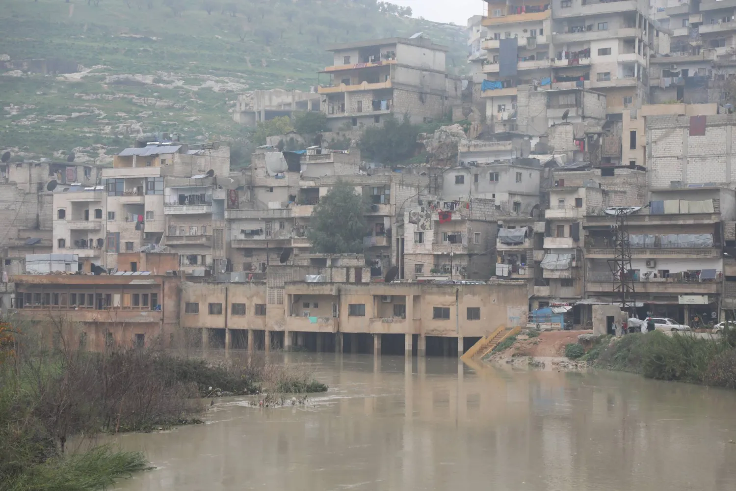 ارتفع منسوب مياه نهر العاصي نتيجة تدفق مياه الوديان والسيول التي تجمعت من الأمطار إلى مجراه (وكالة أنباء العالم العربي)