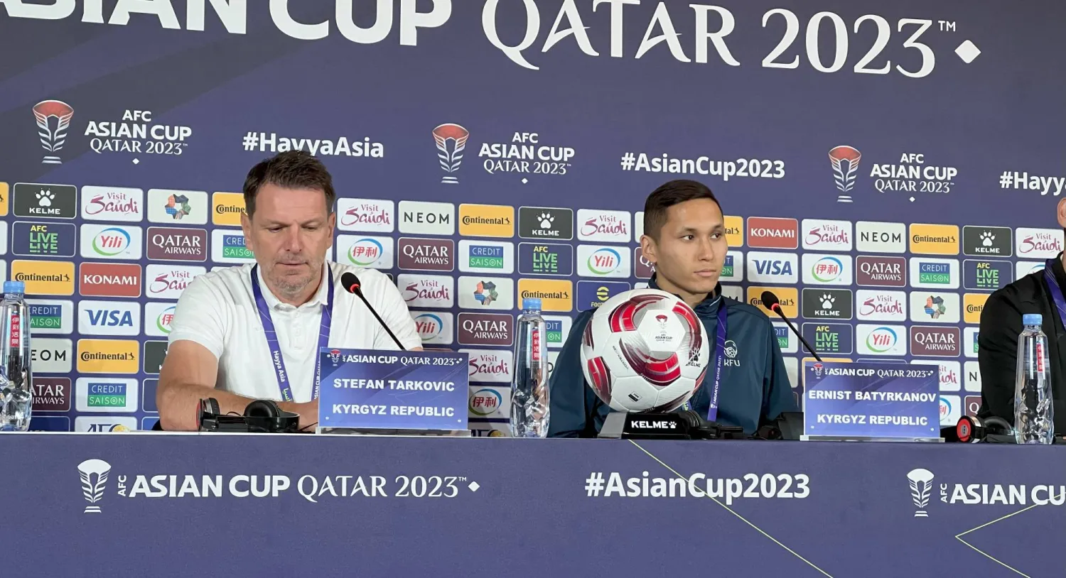 مدرب منتخب قرغيزستان في المؤتمر الصحافي (الشرق الأوسط)