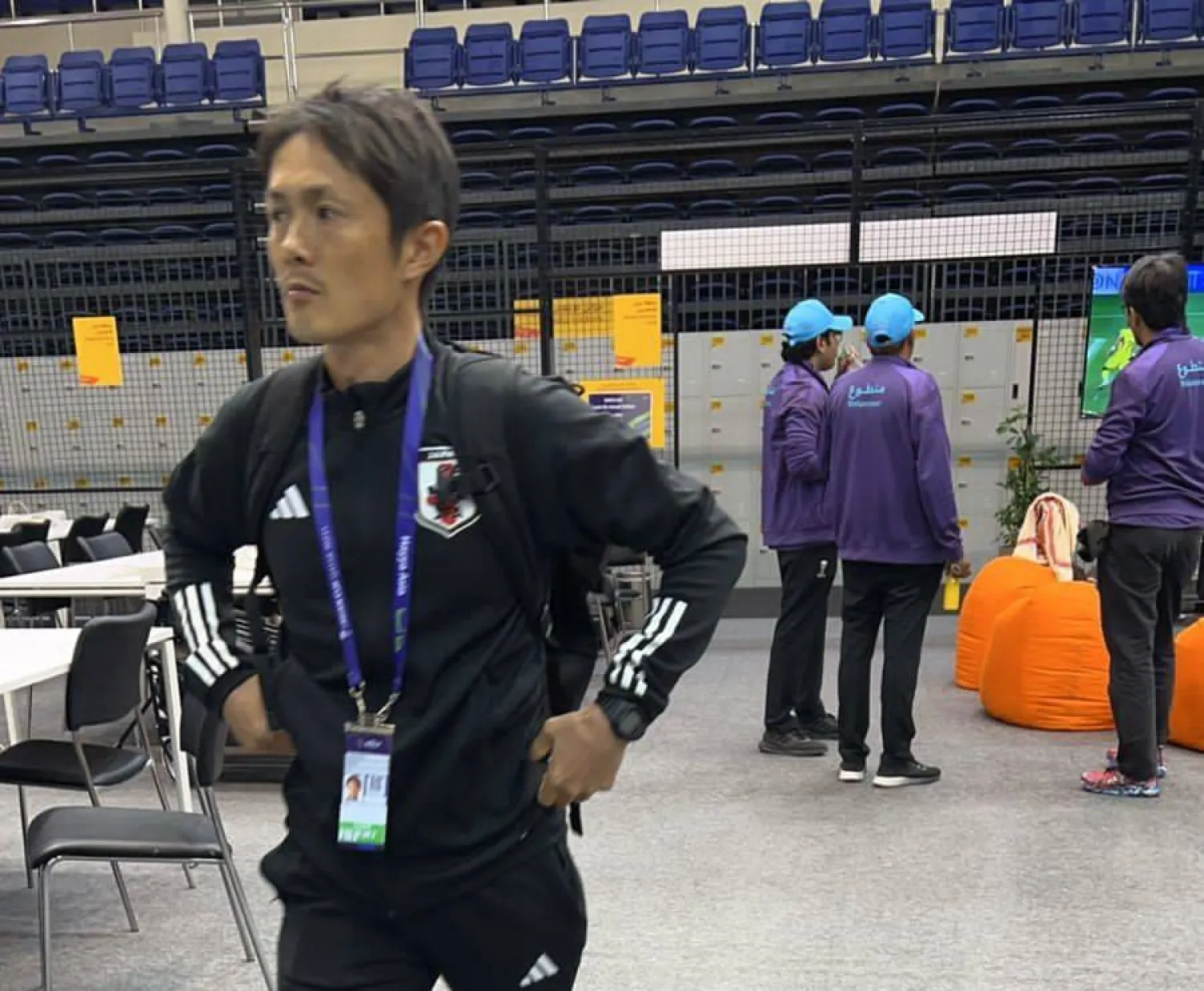 أحد أفراد الطاقم الفني لمنتخب اليابان خلال حضوره في مباراة البحرين وماليزيا (الشرق الأوسط)