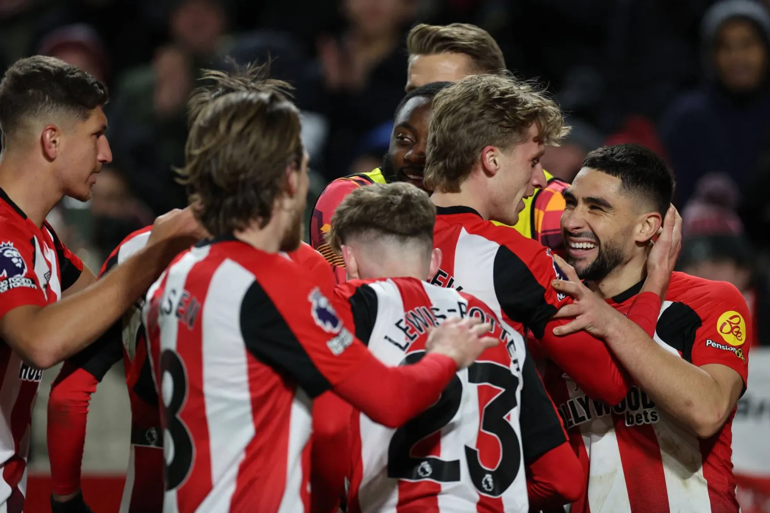 لاعبو برنتفورد يحتفلون بهدف الفوز (أ.ف.ب)