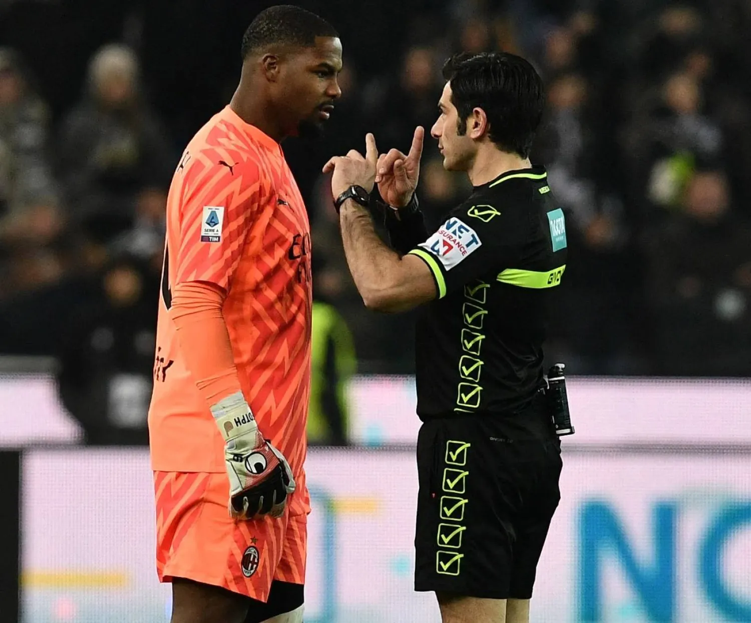 ماينان في حديث غاضب مع حكم المباراة بسبب التصرفات العنصرية من الجماهير (رويترز)