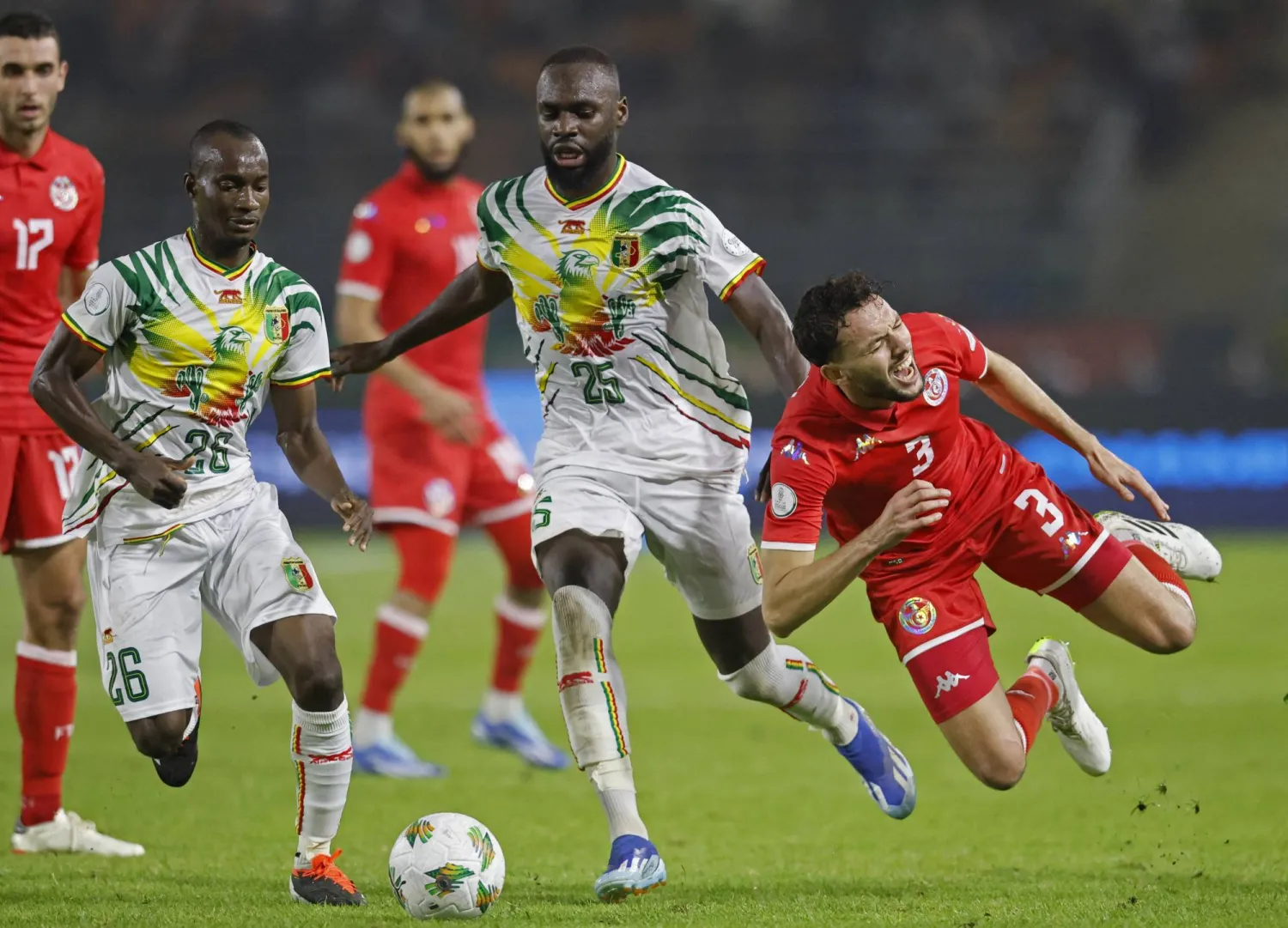 جانب من المواجهة التي جمعت تونس ومالي (رويترز)