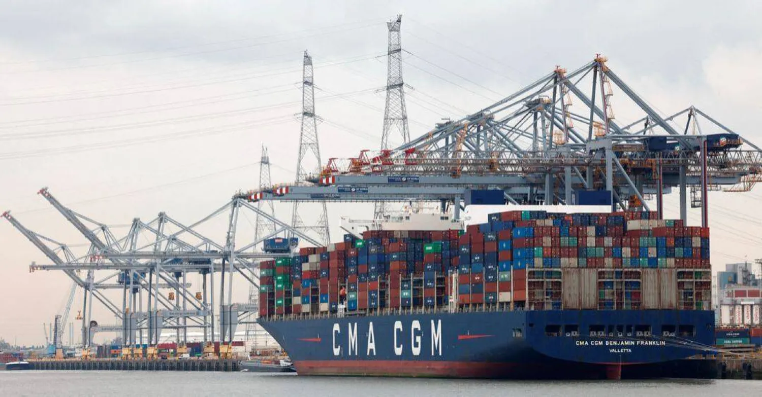 الهجمات الحوثية على الشحن في البحر الأحمر تؤدي إلى تغيير مسار السفن إلى أوروبا ما يتسبب في تأخيرات وارتفاع أسعار السلع ونقصها (رويترز)