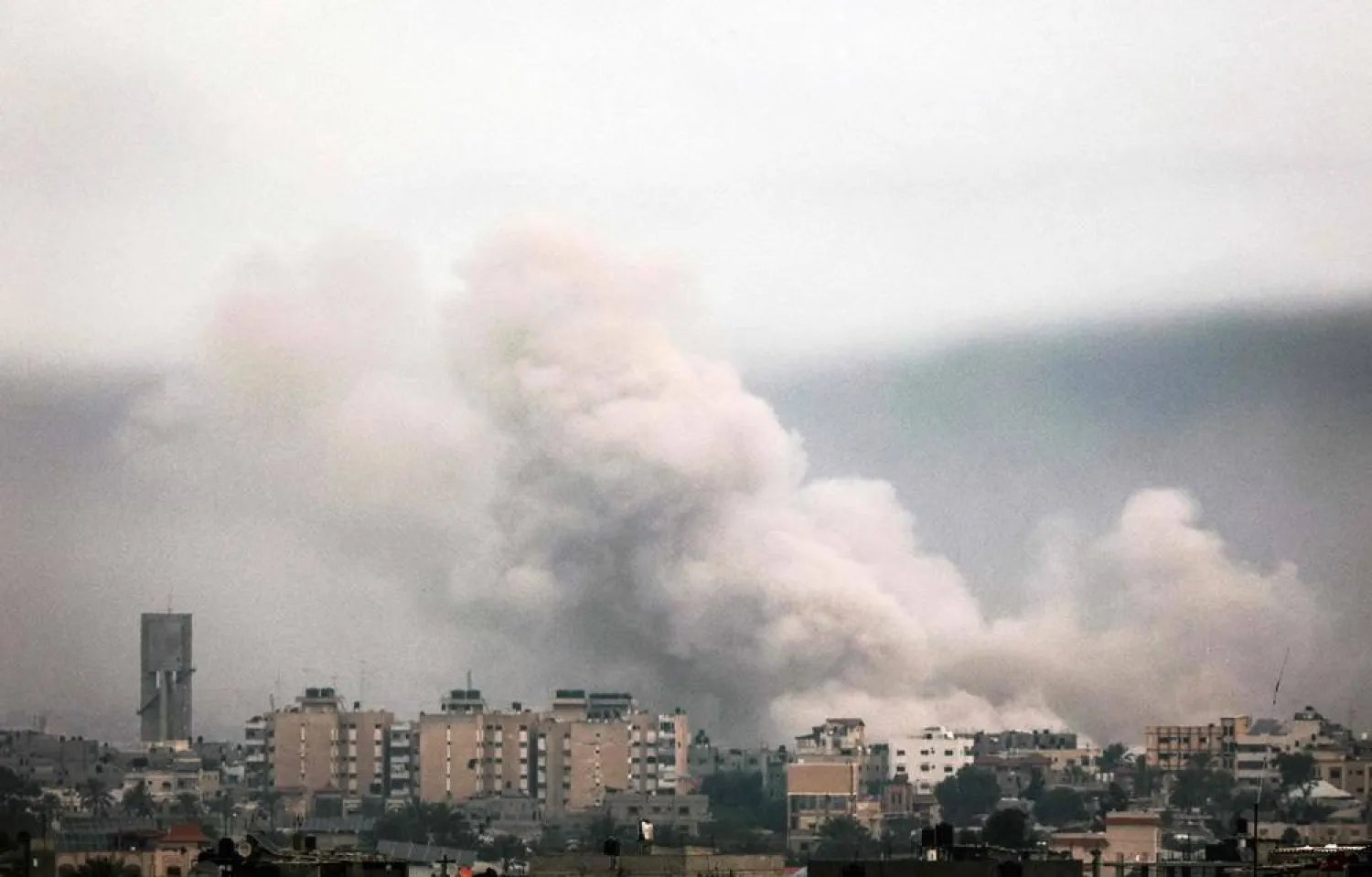  A picture taken from Rafah shows smoke billowing over Khan Younis in the southern Gaza Strip during Israeli bombardment on January 21, 2024, amid ongoing battles between Israel and the Palestinian militant group Hamas. (AFP)