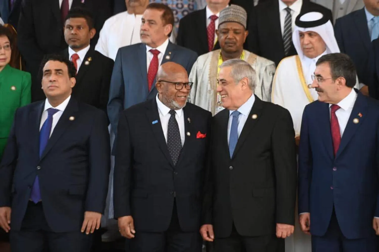 الوزير الأول الجزائري (الثاني على اليمين) في الصورة الجماعية للمشاركين في قمة عدم الانحياز (رئاسة الحكومة الجزائرية)