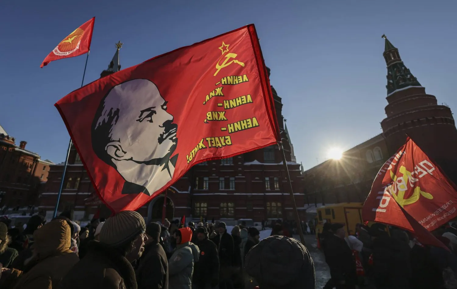 Komünist Parti taraftarları, pazar günü Moskova'da Lenin'in ölümünün yüzüncü yılını anma yürüyüşü sırasında kırmızı bayraklar kaldırdı (EPA)
