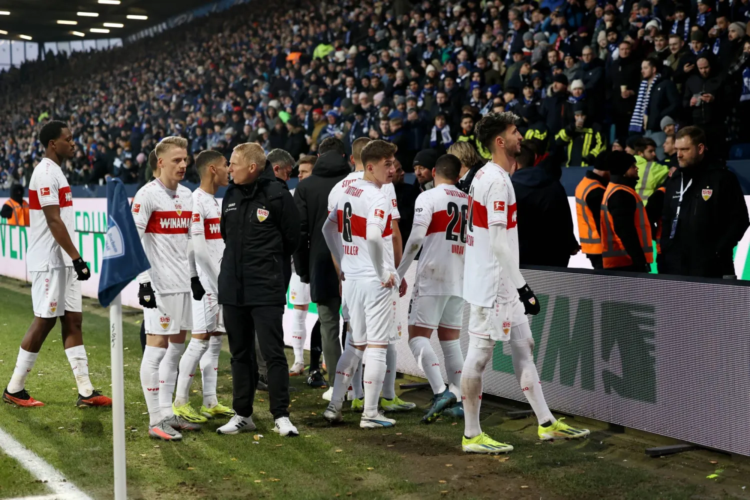 لاعبو شتوتغارت يتحدثون لجماهيرهم في مواجهة بوخوم (غيتي)