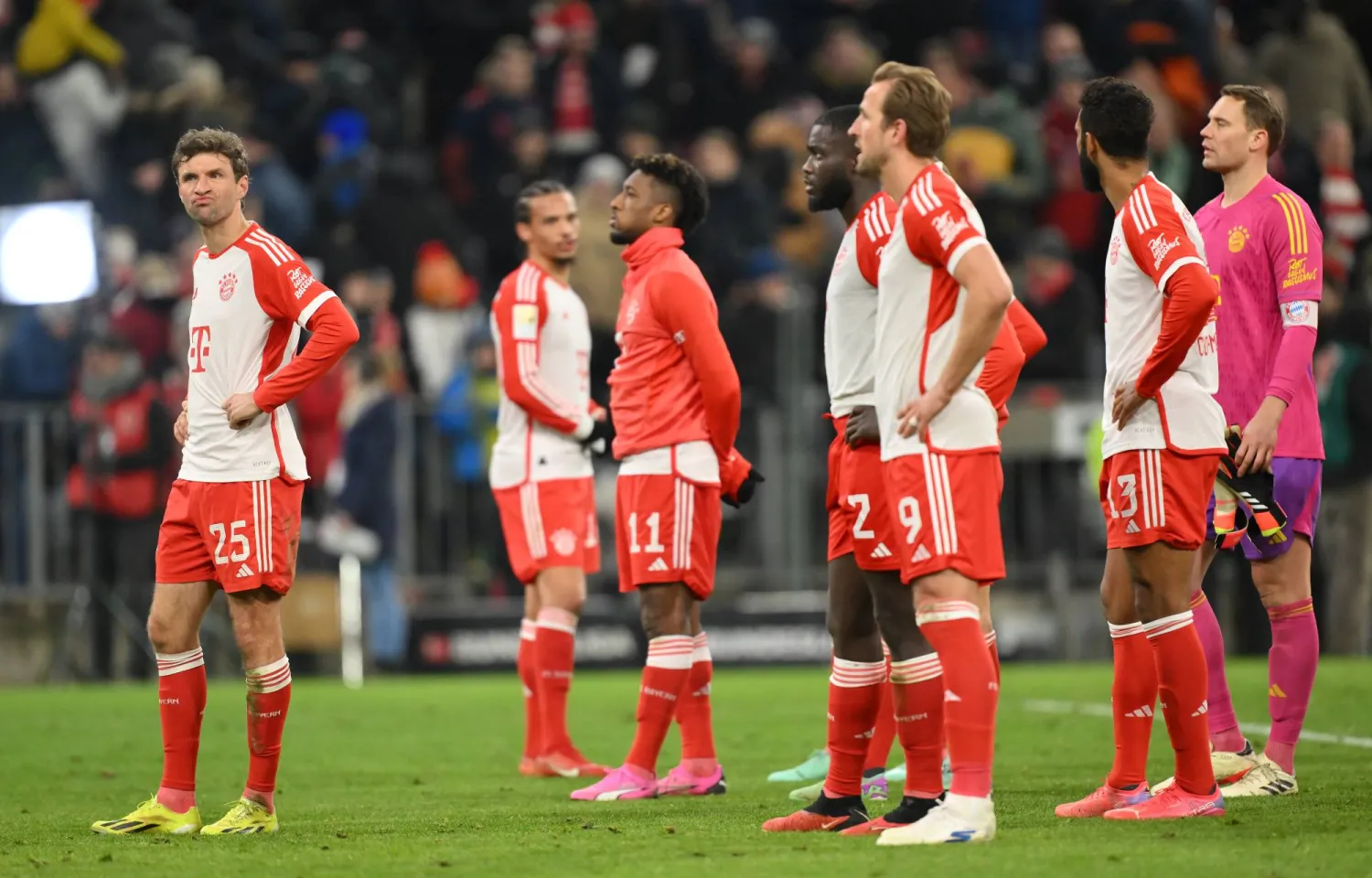 خيبة أمل لاعبي بايرن ميونخ بعد الهزيمة من بريمن (غيتي)
