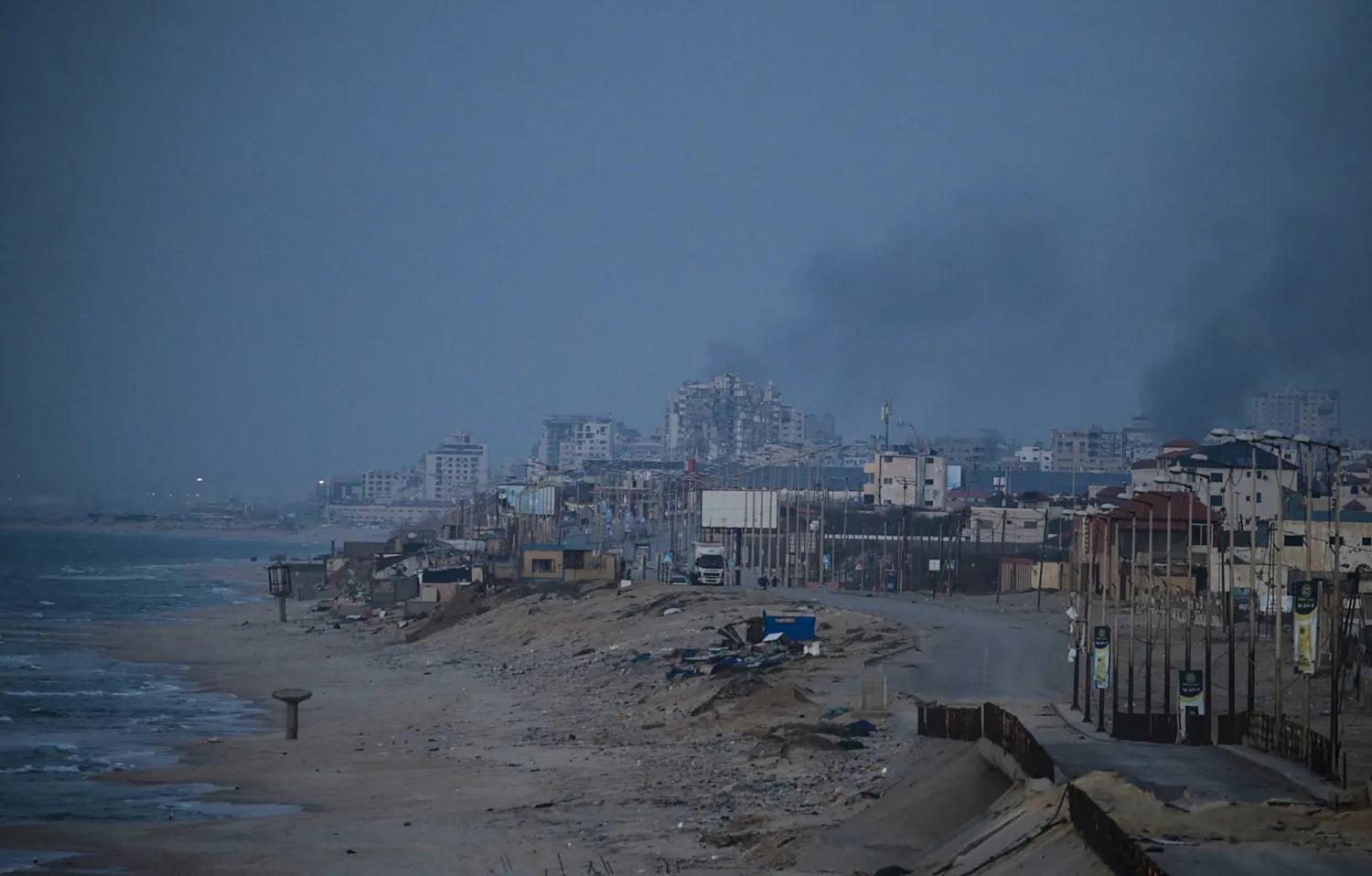 دخان في سماء مدينة غزة خلال العمليات الإسرائيلية في شمال القطاع 20 يناير (إ.ب.أ)