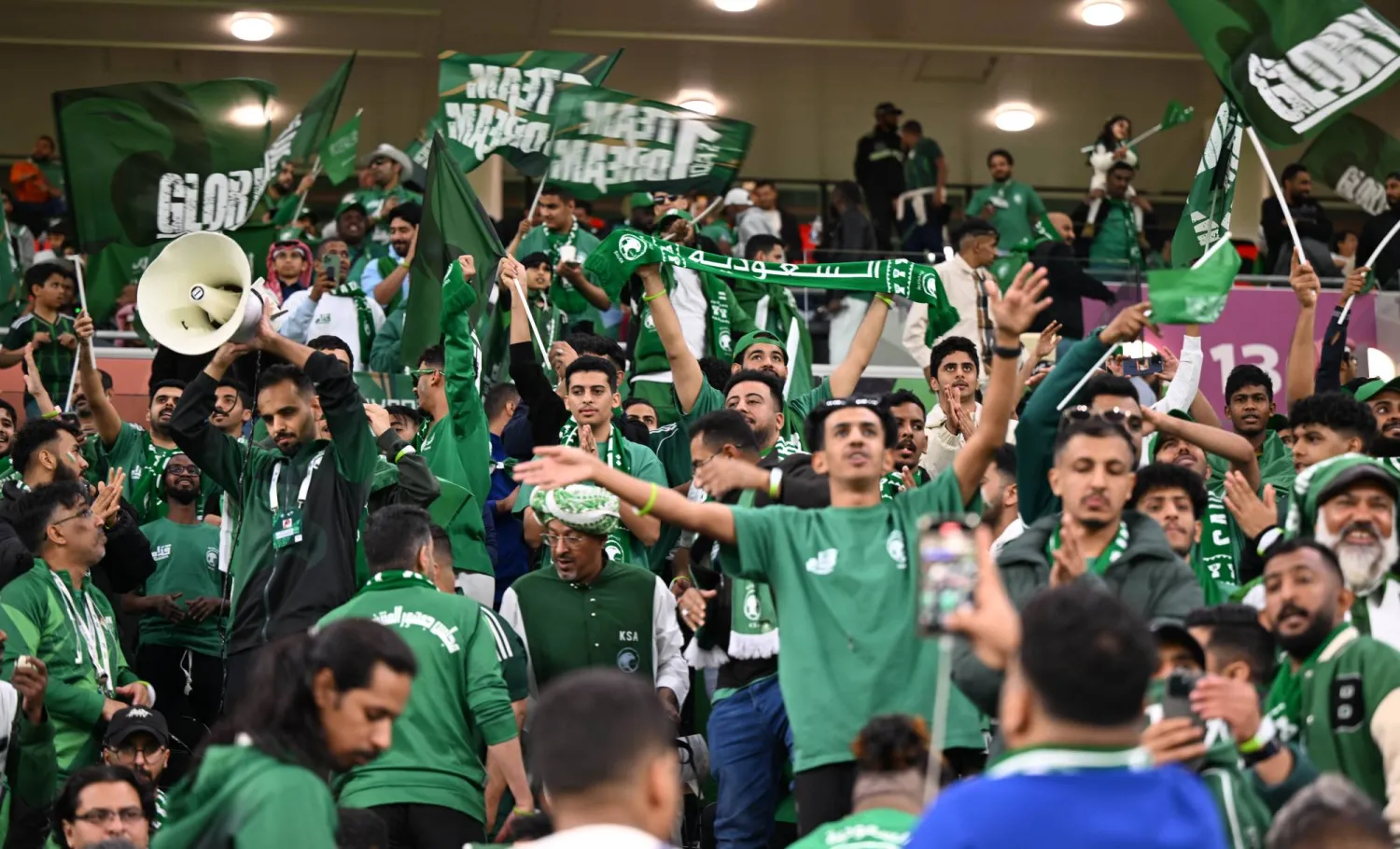 جماهير سعودية تُردد أهازيج الأخضر خلال حضورها مباراة قيرغيزستان اليوم (تصوير: بشير صالح)