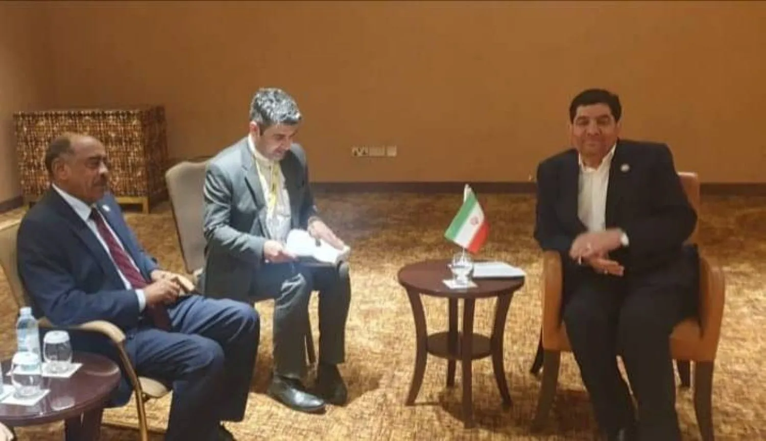 Sudan Dışişleri Bakan Vekili Ali es-Sadık (solda), İran Cumhurbaşkanı Birinci Yardımcısı Muhammed Muhbir ile Uganda’da bir araya geldi. (SUNA)