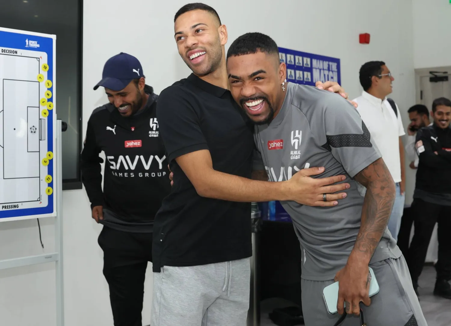 مالكوم يمازح مواطنه لودي لدى زيارته الأولى للهلال (نادي الهلال)