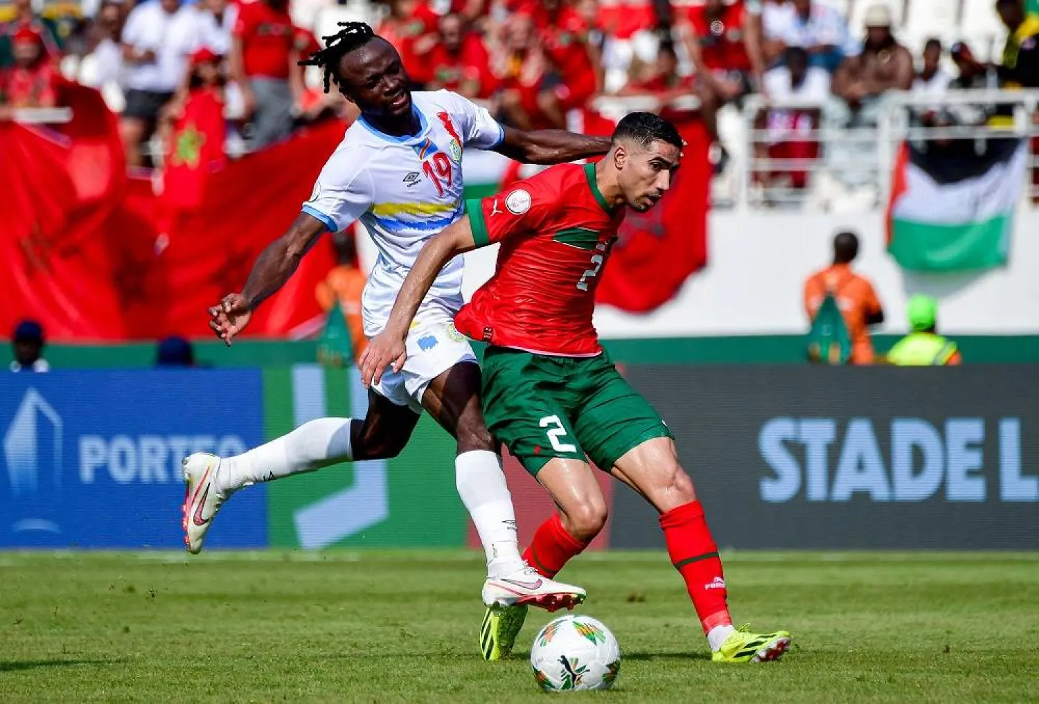 DR Congo's forward #19 Fiston Mayele (L) fights for the ball with Morocco's defender #2 Achraf Hakimi during the Africa Cup of Nations (CAN) 2024 group F football match between Morocco and DR Congo at Stade Laurent Pokou in San Pedro on January 21, 2024. (AFP) 