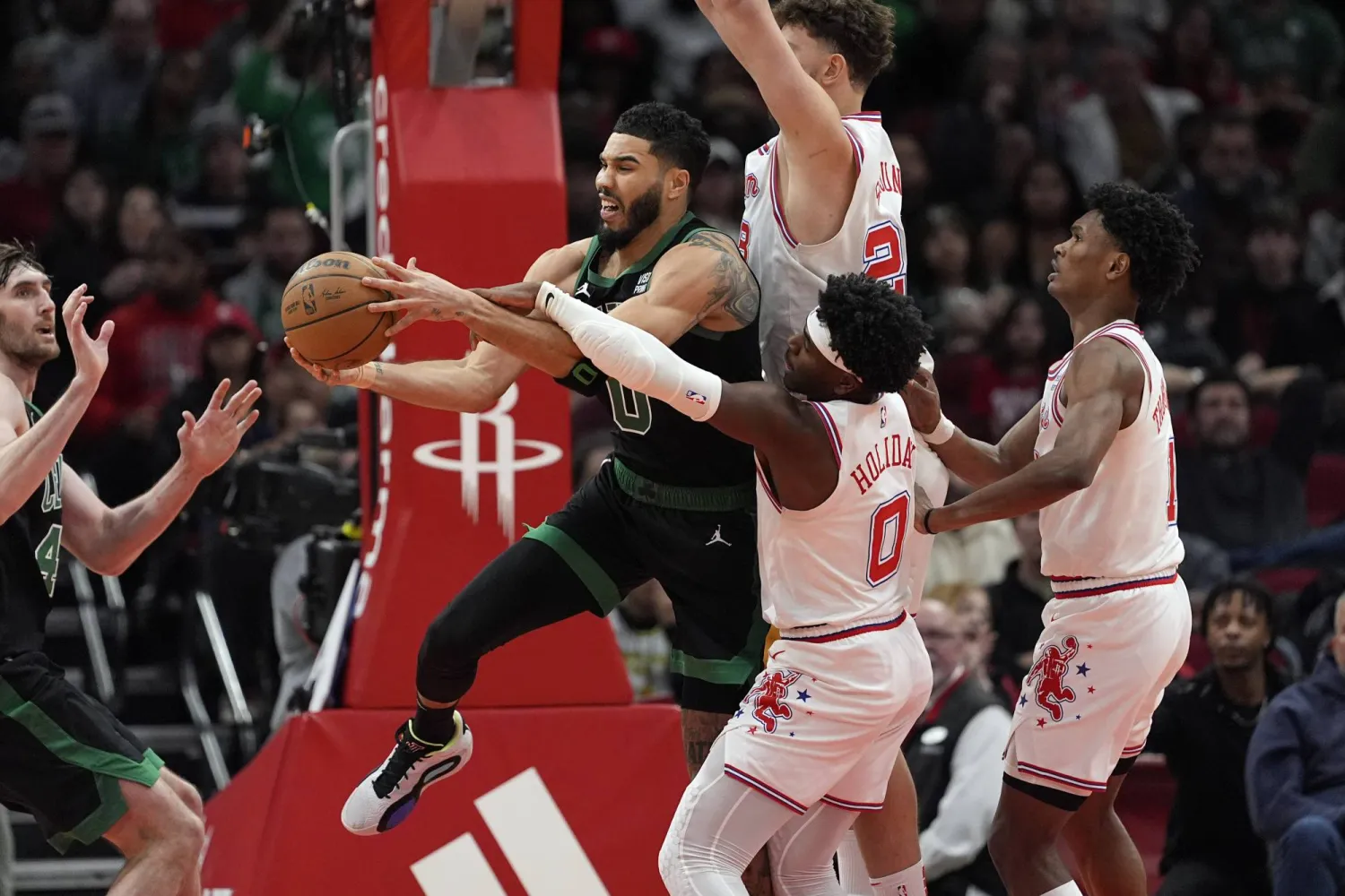 جيسون تايتوم قاد بوسطن سلتيكس للفوز بتسجيله 18 نقطة (أ.ب)