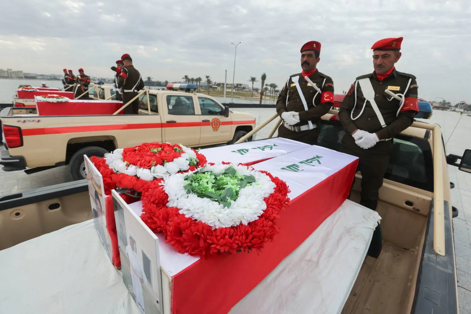 مركبات عسكرية تابعة لقوات الأمن العراقية تحمل توابيت تحوي رفات أشخاص من الأقلية الإيزيدية قُتلوا على يد مسلّحي «داعش» (رويترز)