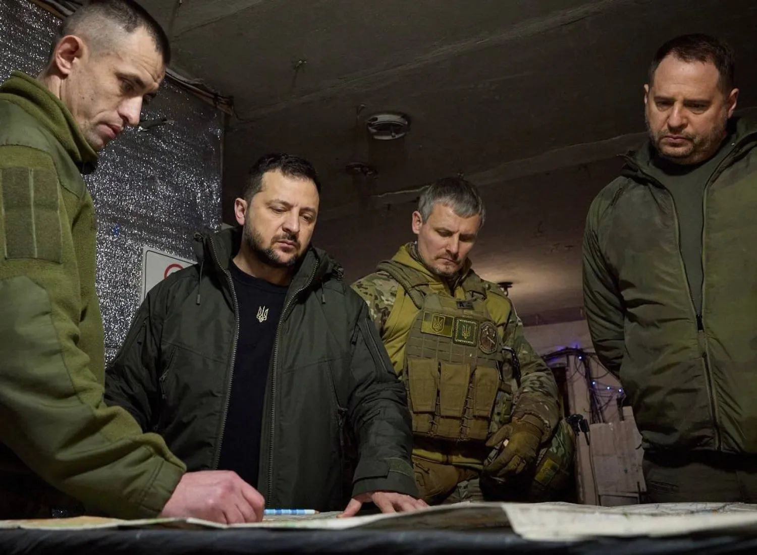 الرئيس الأوكراني فولوديمير زيلينسكي خلال زيارته الجنود في إحدى الجبهات (قناة زيلينسكي على تلغرام)