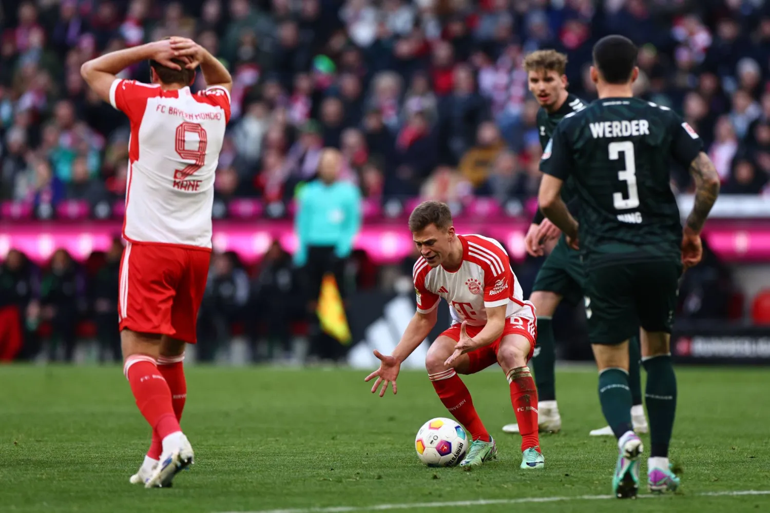 كيميتش وكين خلال مواجهة فريق فيردر بريمن (إ.ب.أ)