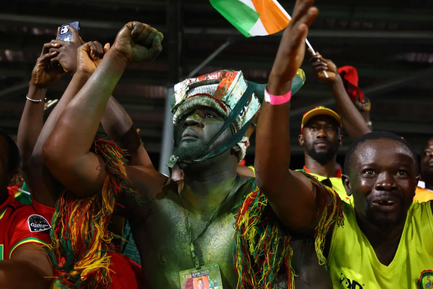 احتفال جماهير غينيا بعد الاقتراب من التأهل (أ.ف.ب)