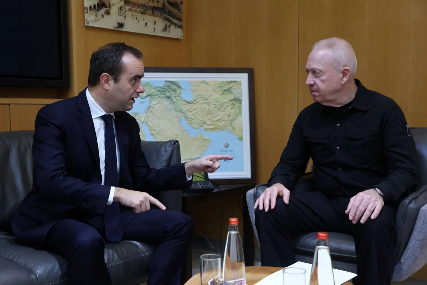 وزير الدفاع الإسرائيلي يوآف غالانت ونظيره الفرنسي سيباستيان لوكورنو (أ.ف.ب)