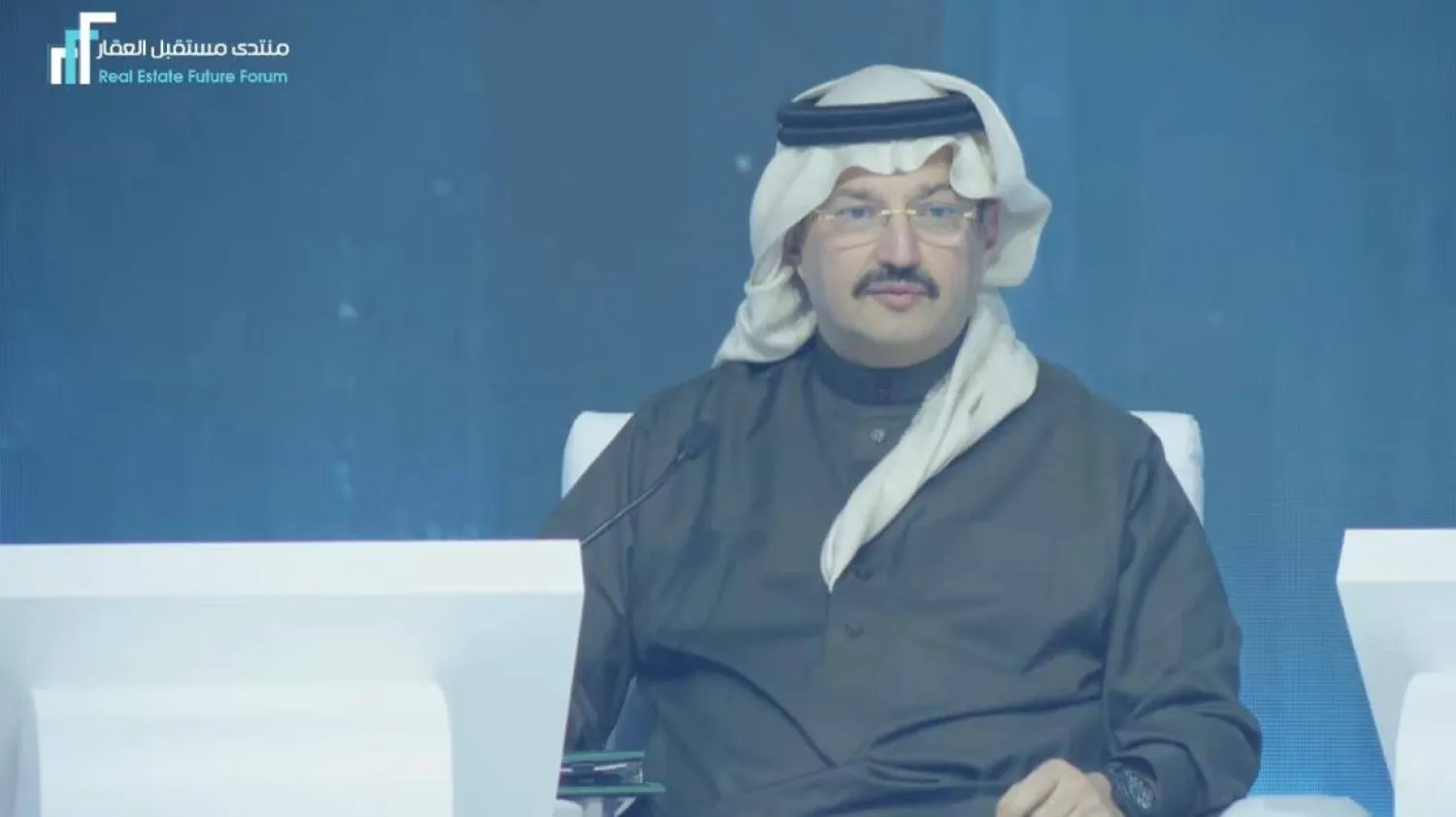 أمير منطقة عسير متحدثاً خلال جلسة حوارية ضمن فعاليات منتدى «مستقبل العقار 2024» (الشرق الأوسط)