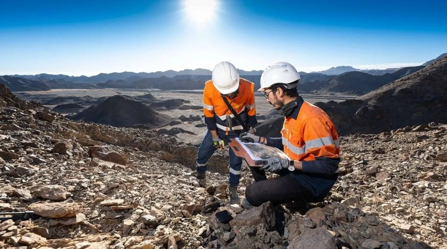 مهندسان يدرسان خريطة لتعدين الذهب في أحد المناجم (من شركة سنتامين)