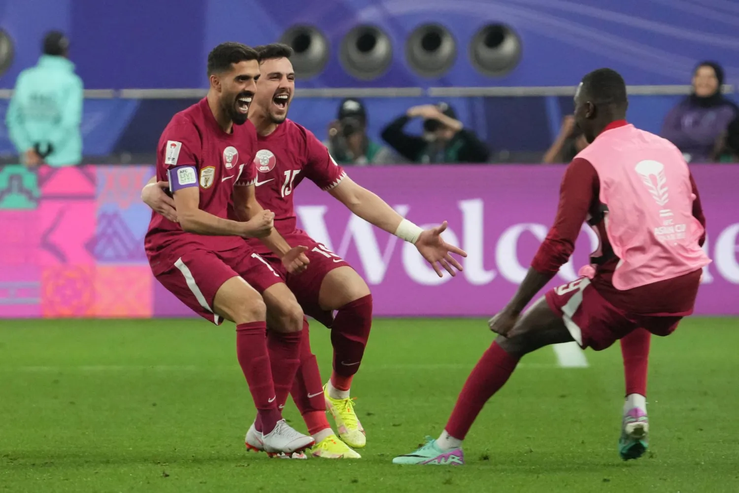 فرحة لاعبي قطر بالفوز والتأهل في الصدارة (غيتي)