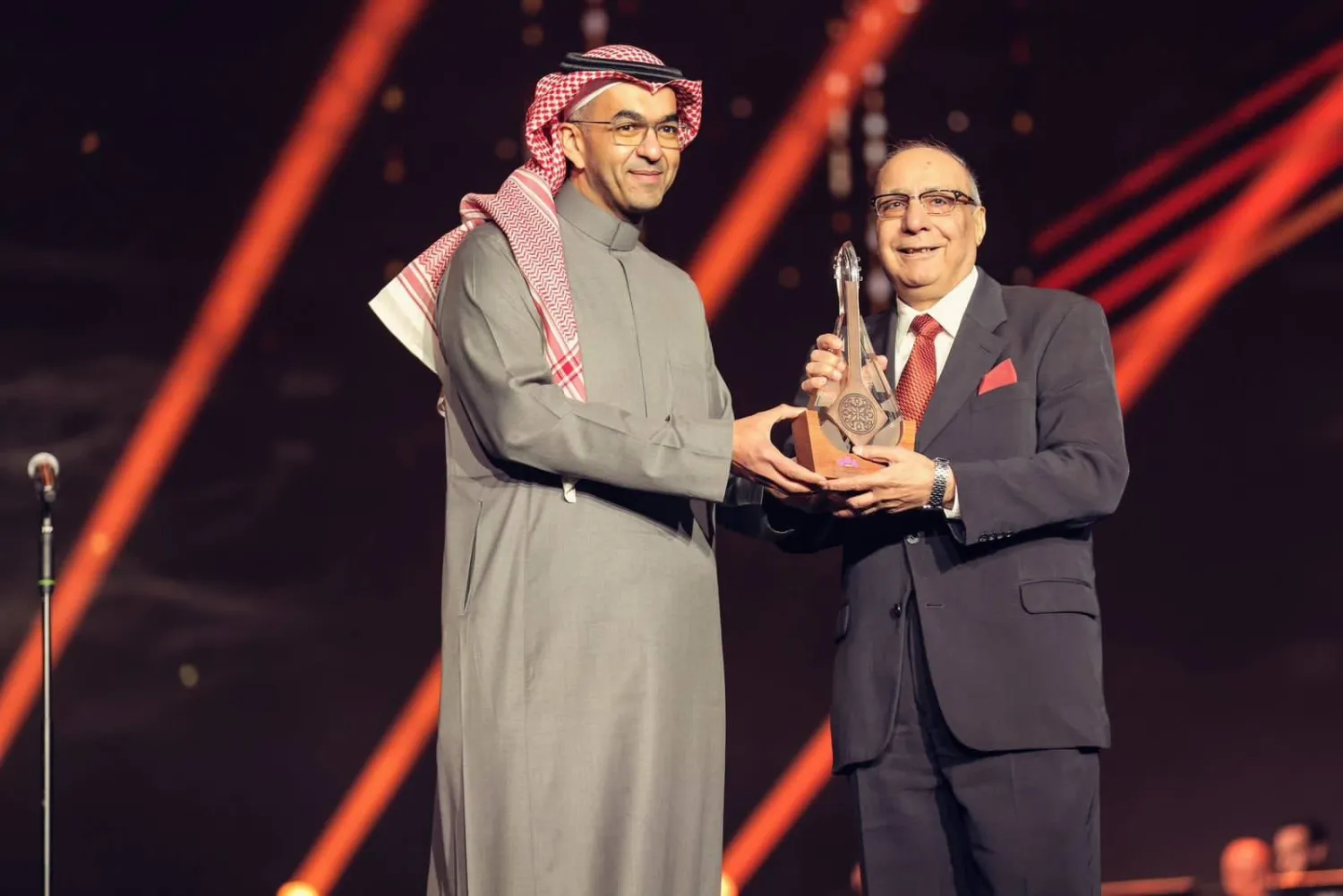 عمر بطيشة خلال التكريم (حساب رئيس هيئة الترفيه عبر إكس)