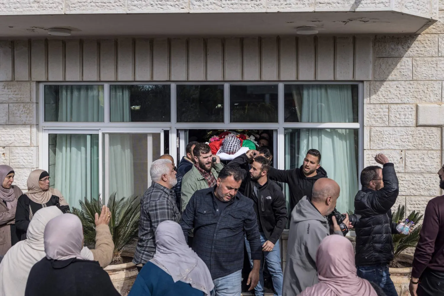 تشييع جثمان الفقيد من منزل عائلته بالضفة الغربية (أ.ف.ب)