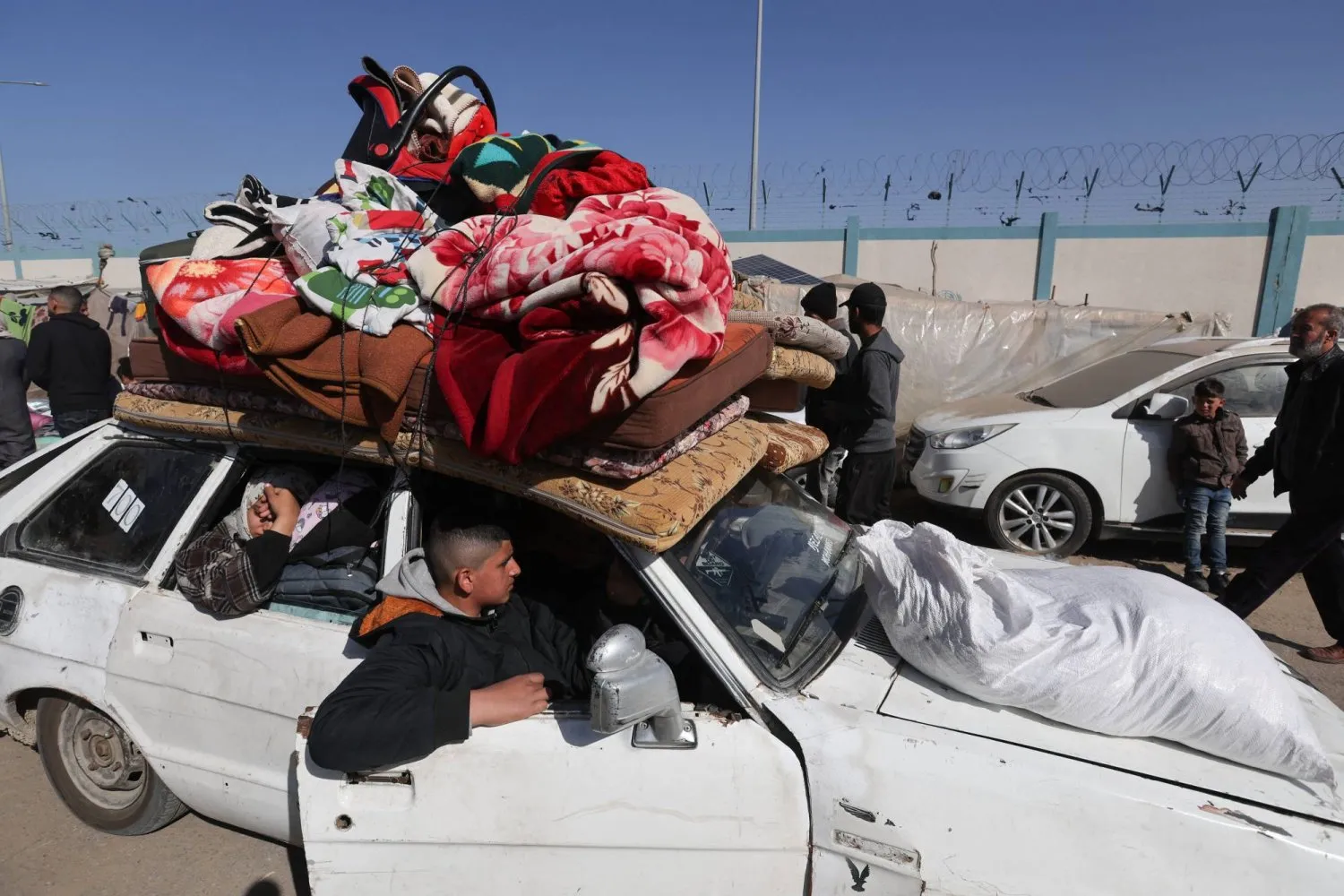 İsrail ordusunun dün baskılarını artırdığı Han Yunus’tan eşyalarını yüklediği arabayla kaçan Filistinli aile (Reuters)