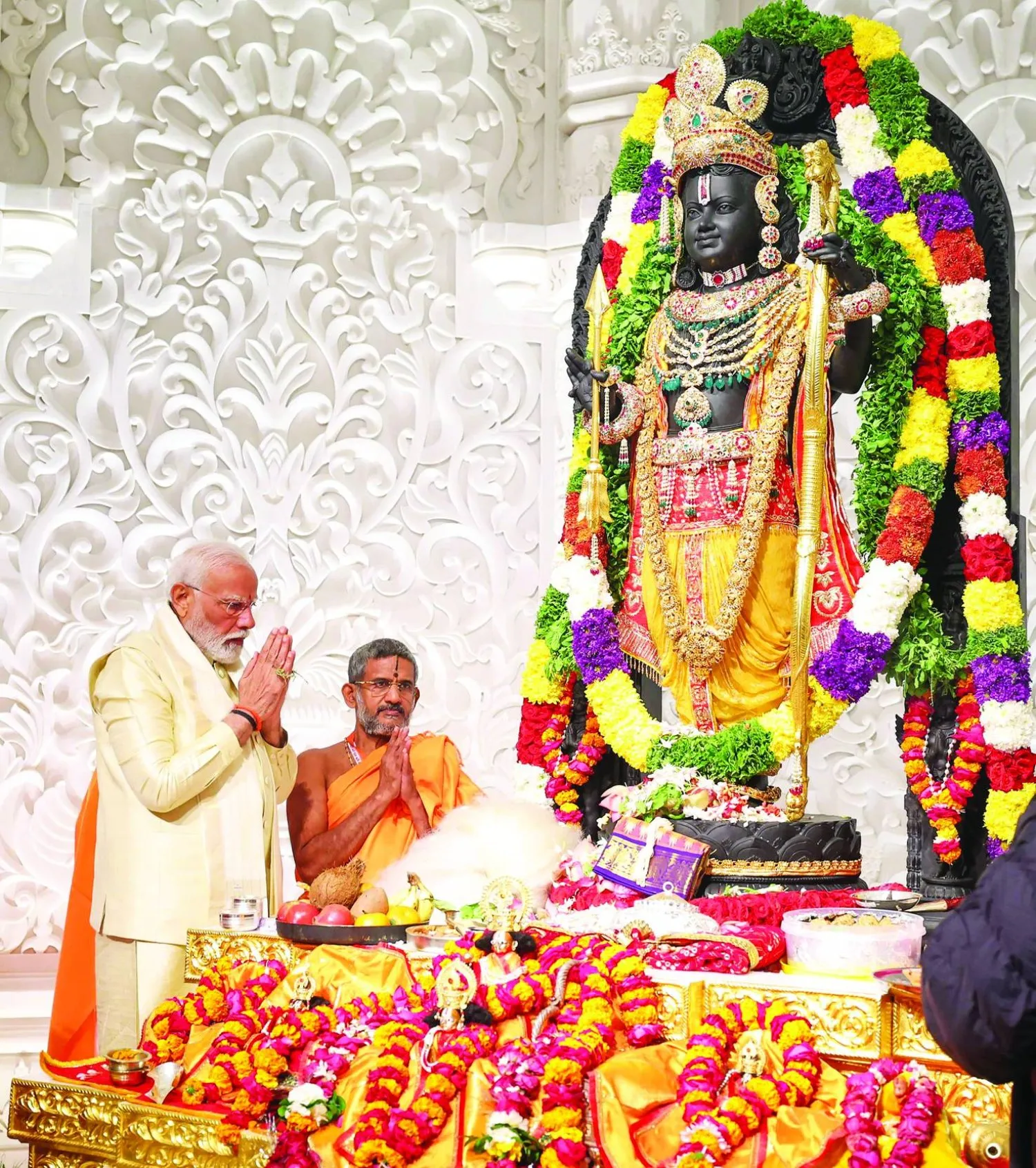 Modi, Pazartesi günü Ayodhya'daki Ram Tapınağı'nda dua etti (AFP)