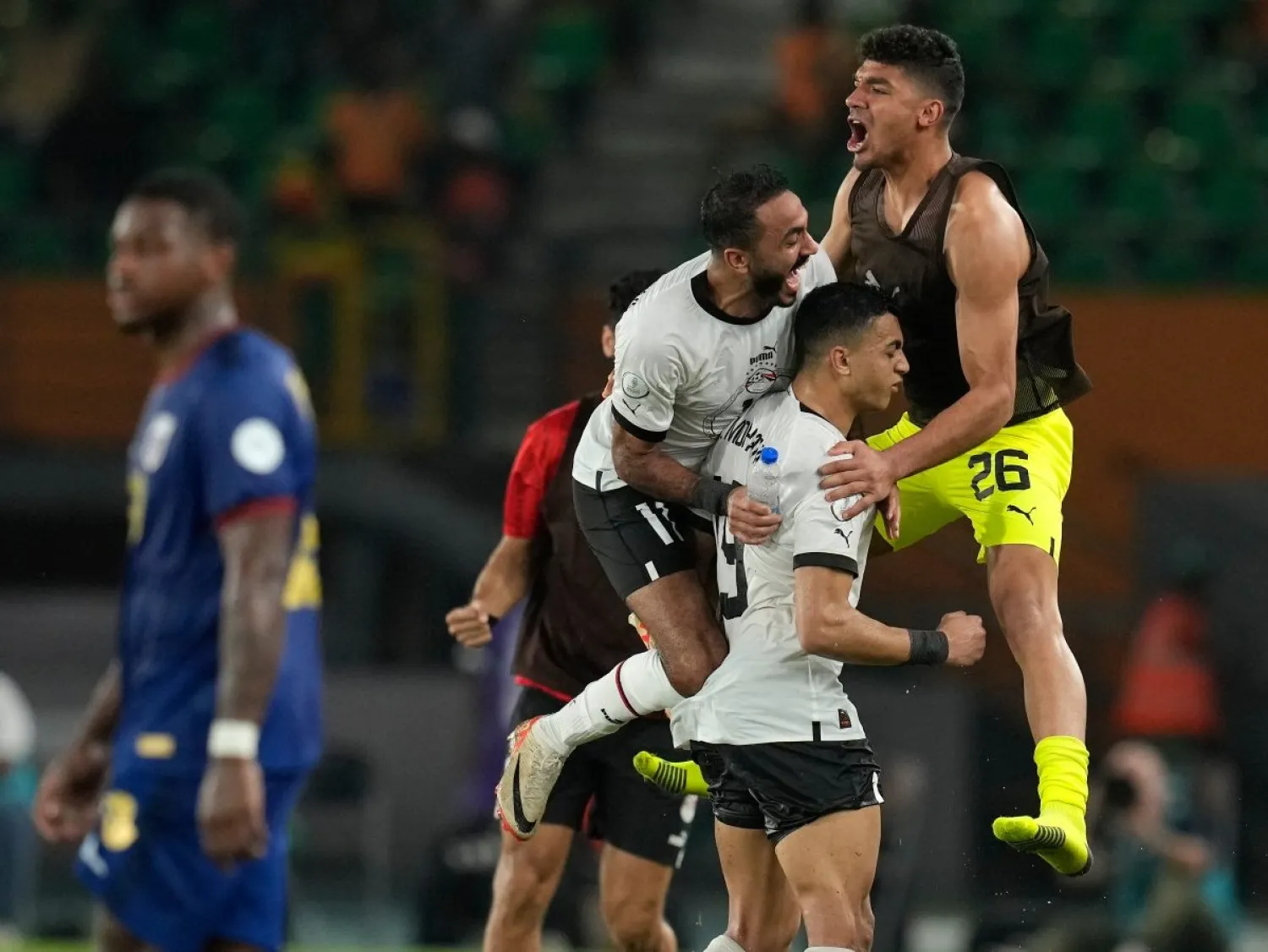 فرحة لاعبي مصر بالتأهل رغم التعادل أمام الرأس الأخضر (أ.ب)