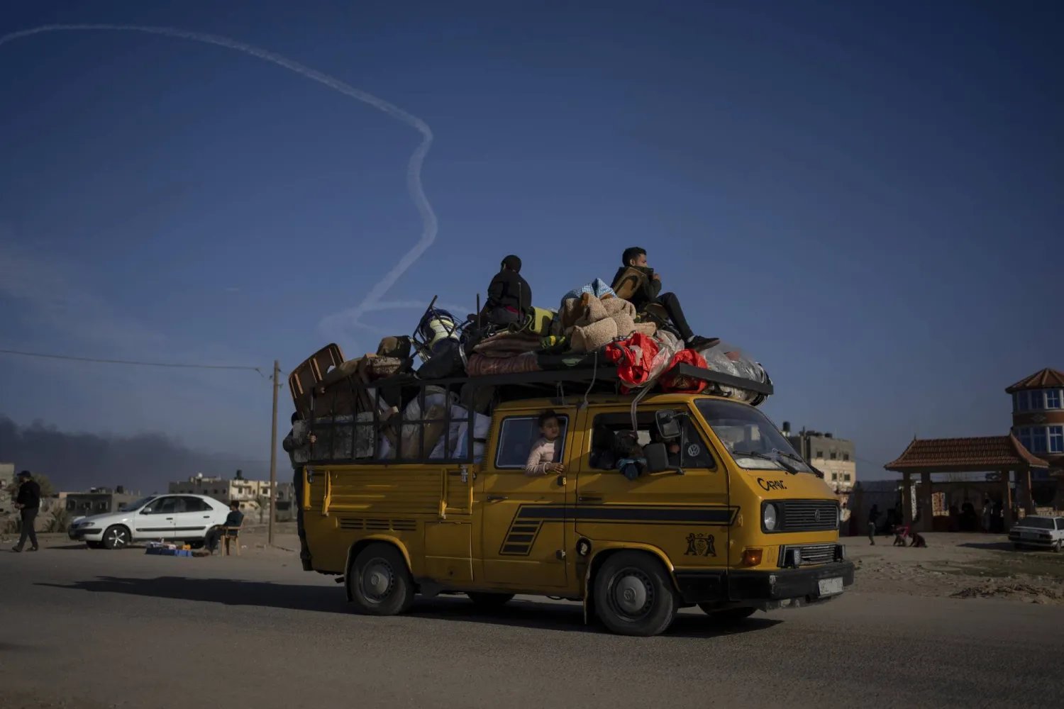 فلسطينيون يفرون من خان يونس من الهجوم البري والجوي الإسرائيلي على قطاع غزة يصلون إلى رفح جنوب غزة (أ.ب)